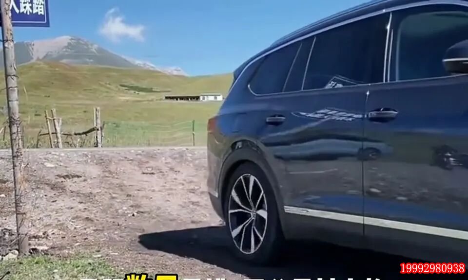 大众揽境停在户外暗示二手车检查场景