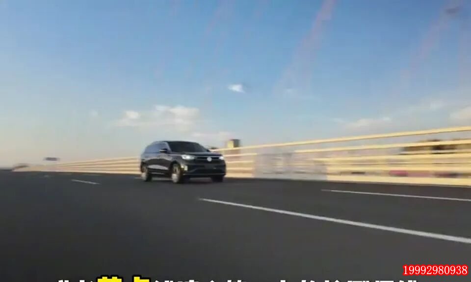 车辆被举升检查底盘和发动机